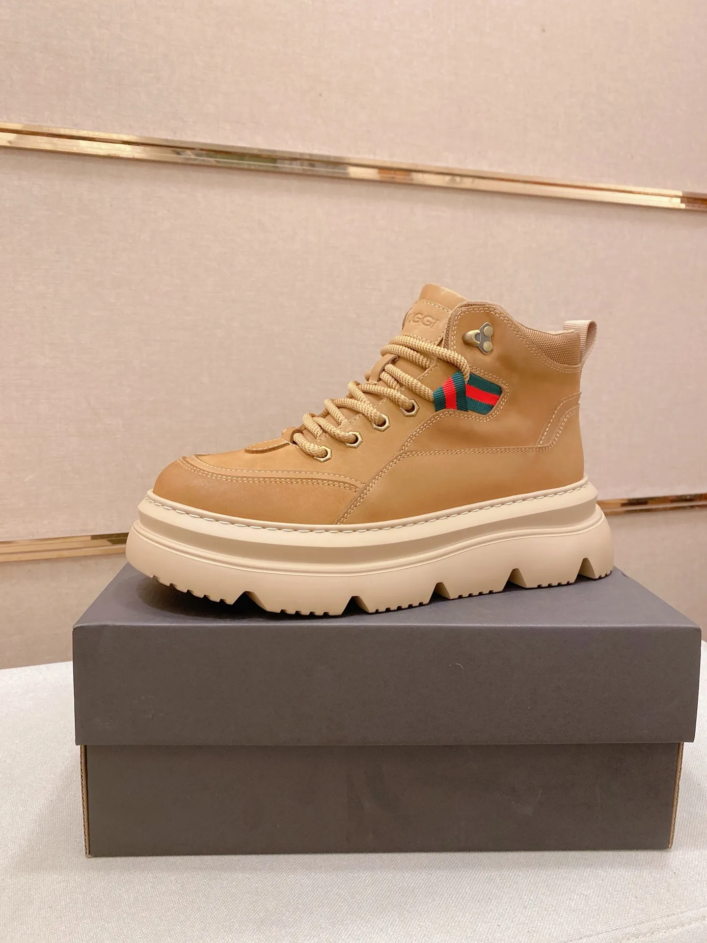 Factory price: 700💰New UGG fur-integrated men's simple and fashionable snow shoes. The most worth buying at the end of this year are warm casual shoes. Whether you are out and about at home, their comfortable and warm performance will be your most suitable fashion companion! The material is cowhide upper and imported wool is used inside. Two layers of cowhide for warmth and comfort! The eva+ rubber patch outsole is cushioned, non-slip and wear-resistant, and has good elasticity. It is light and wear-resistant, comfortable and soft, and the new simple cut is more fashionable. It has both practicality and fashion sense, so you no longer have to worry about how to match it in winter, while still maintaining your fashionable taste. High-quality genuine wool produced in Dongguan. The material depends on the details! Size: 39-40-41-42-43-44-45 sneaker size
